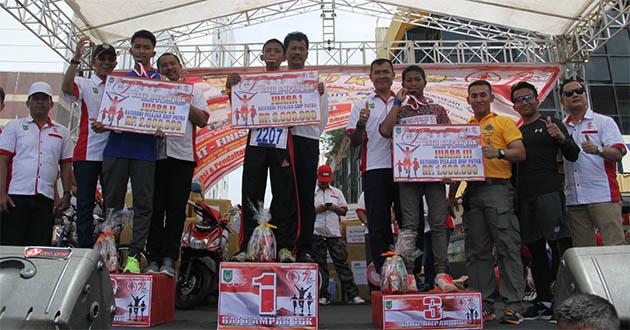 98JUARA 1 LOMBA 10 K.jpg